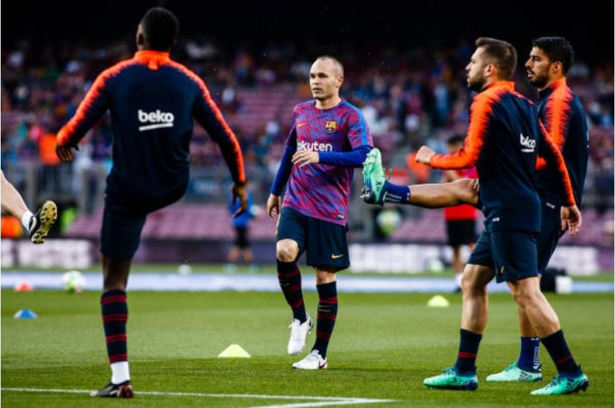 Nou Camp nghẹn ngào chia tay phù thủy Iniesta